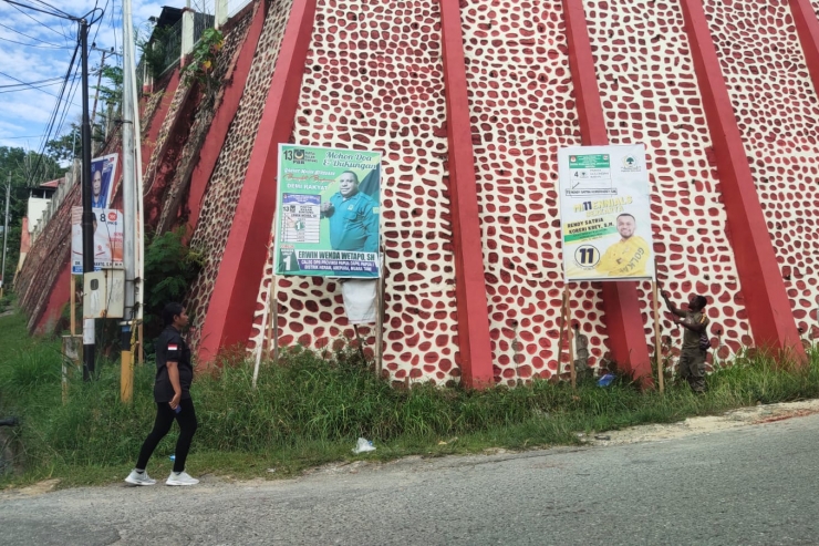 Satgas Gakkum Polresta Lakukan Penertiban Alat Peraga Kampanye di Kota Jayapura