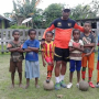 Mantan Pemain Persipura, AKP Francis Wardjukur Latih Sepak Bola Anak anak Yalimo
