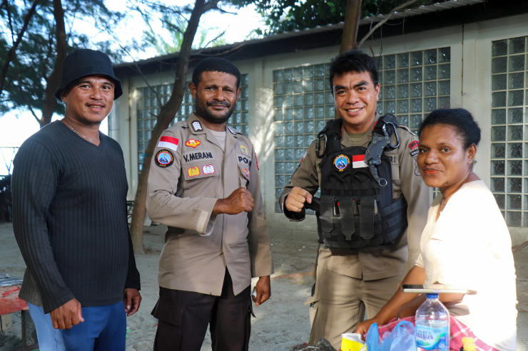 Sapaan Hangat dan Senyum Bersahabat Personil Ops Damai Cartenz di Pantai Hecnuk