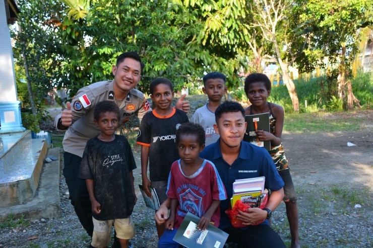 Ops Damai Cartenz-2025 Berbagi Buku dan Keceriaan Bersama Anak-anak di Mimika