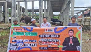 Tebar Kepedulian, Legislator Wagus Hidayat Kembali Serahkan Hewan Qurban ke Sejumlah Masjid di Kabupaten Jayapura