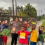 Ketika Personil Satgas Damai Cartenz Menikmati Hangatnya Sore Bersama Anak anak SD Torsina