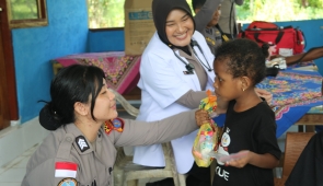 Peringati Hari Bhayangkara, Satgas ODC 2025 Gelar Pengobatan Gratis dan Bagikan Bingkisan di Depapre Papua