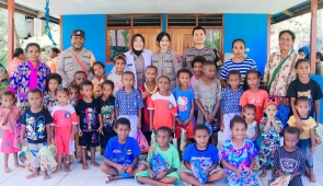 Bakti Sosial Satgas Damai Cartenz di Kampung Tablasupa, Wujud Kepedulian Polri untuk Masyarakat Papua 