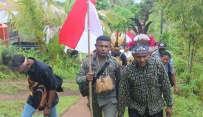 Menghapus Sekat Lewat Tradisi: Satgas Damai Cartenz Menyatu dalam Kearifan Lokal Papua
