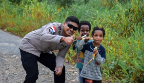 Personel Satgas Humas Damai Cartenz Bangun Keakraban dengan Anak anak di Distrik SP2 Mimika