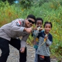 Personel Satgas Humas Damai Cartenz Bangun Keakraban dengan Anak anak di Distrik SP2 Mimika
