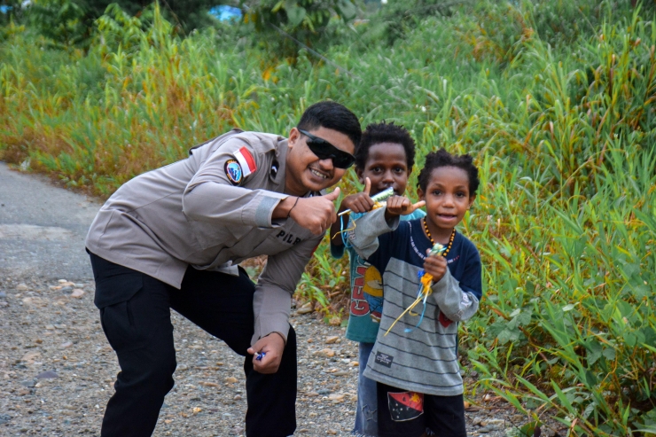 Personel Satgas Humas Damai Cartenz Bangun Keakraban dengan Anak anak di Distrik SP2 Mimika