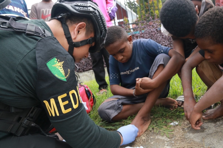 Satgas Damai Cartenz Hadirkan Sentuhan Kemanusiaan di Distrik Pugima
