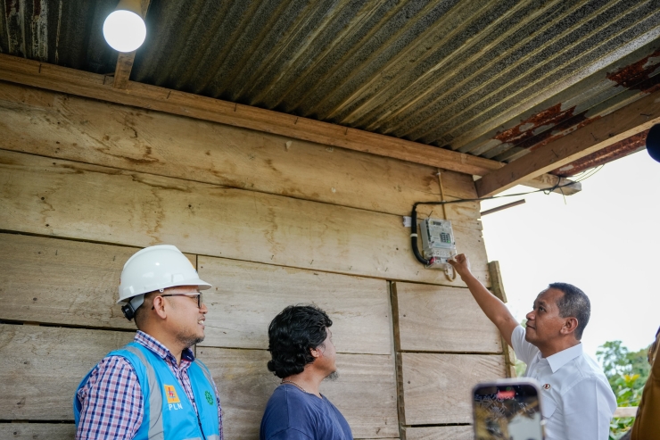 Menteri ESDM Simbolis Pasang Listrik Gratis, Hasil Donasi Pegawai PLN untuk Masyarakat Sarmi