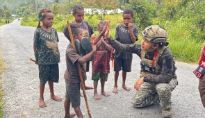 Personel Ops Damai Cartenz Berbagi Perlengkapan Sekolah untuk Anak-anak Puncak Jaya