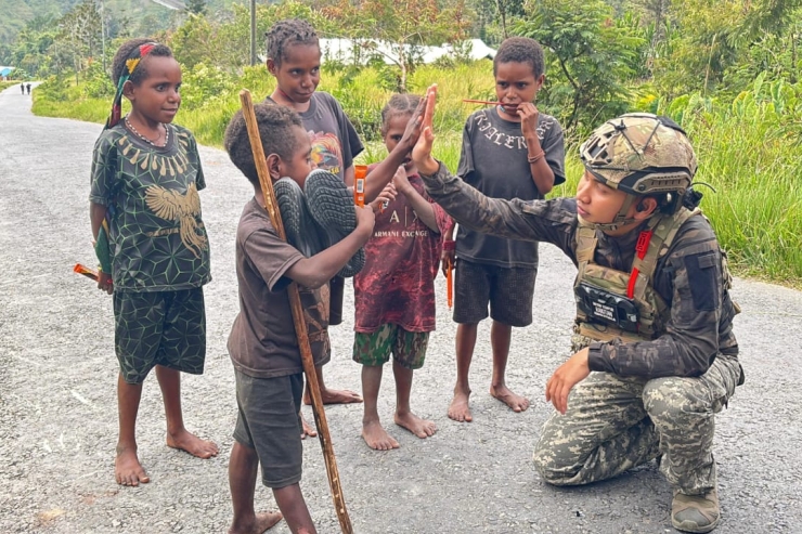 Personel Ops Damai Cartenz Berbagi Perlengkapan Sekolah untuk Anak-anak Puncak Jaya