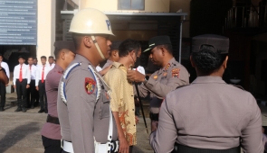 Isak Tangis Mewarnai Upacara PTDH 2 Personil Polresta Jayapura Kota