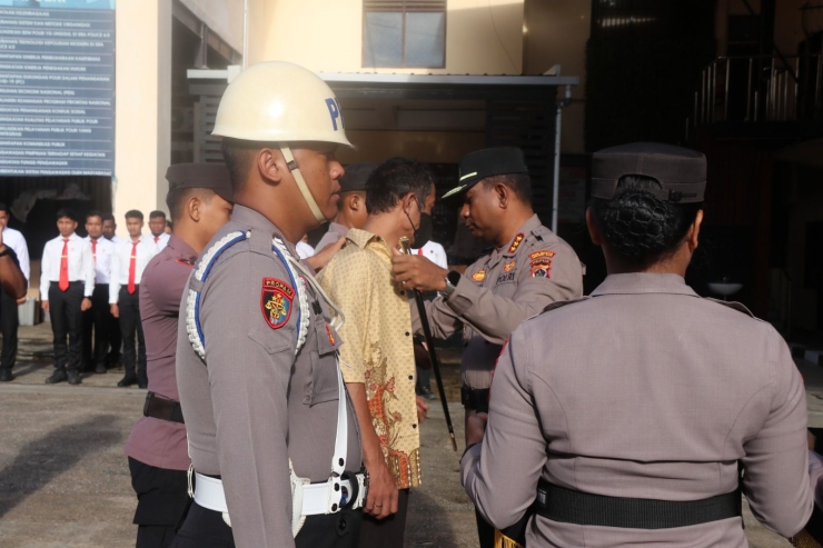 Isak Tangis Mewarnai Upacara PTDH 2 Personil Polresta Jayapura Kota