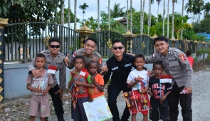 Bermain Layangan, Cara Satgas Ops Damai Cartenz Jalin Kedekatan dengan Anak anak di Timika