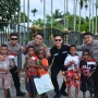 Bermain Layangan, Cara Satgas Ops Damai Cartenz Jalin Kedekatan dengan Anak anak di Timika