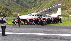 Pesawat Angkut BBM, Alami Pecah Ban saat Mendarat di Bandara Mulia Puncak Jaya