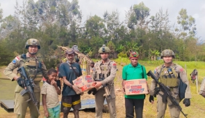Satgas Ops Damai Cartenz 2025 Gelar Patroli dan Bagi Sembako di Distrik Omukia, Puncak