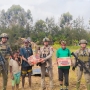 Satgas Ops Damai Cartenz 2025 Gelar Patroli dan Bagi Sembako di Distrik Omukia, Puncak
