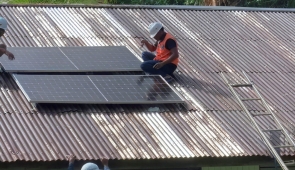 PLN Hadirkan Terang SuperSUN di SD YPK Elim Berakha Napan Nabire