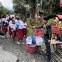 Wujud Kepedulian, Satgas Ops Damai Cartenz Bagikan Sarapan untuk Pelajar di Puncak Jaya