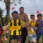 Keseruan Personil Satgas Damai Cartenz Bermain Bola Kaki dengan Anak anak di Timika