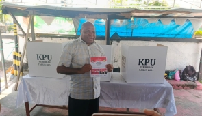 Cagub Matius Fakhiri Salurkan Hak Pilihnya di TPS 17 Cigombong Kotaraja