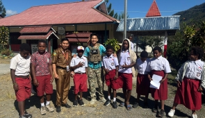 Kehadiran Satgas ODC 2025 Disambut Antusias Anak-anak SD Negeri Mulia, Puncak Jaya