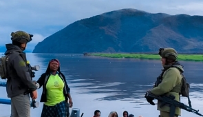 Patroli Dialogis Satgas Damai Cartenz, Sapa Warga di Pelabuhan Aikai Paniai