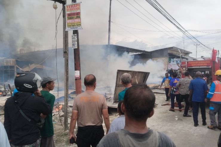 Polresta Jayapura Kota Respon Cepat Kebakaran Rumah Semi Permanen di Koya Barat