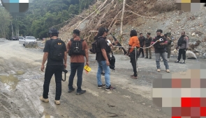 Tersangka Suplianus Bagau Peragakan Perannya dalam Reka Ulang Pembunuhan 2 Personil Brimob di Nabire