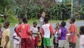 Aksi Humanis Satgas Damai Cartenz Bermain Bersama Anak anak di Pomako Timika