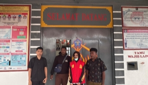 Satgas Damai Cartenz Serahkan Tersangka Ivan Kabak dan Barang Bukti ke Kejaksaan Negeri Jayawijaya