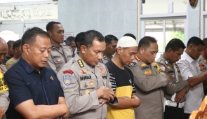 Polda Papua Gelar Shalat Ghaib untuk Korban Aksi Unjuk Rasa di Jakarta