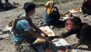 Satgas Damai Cartenz Lakukan Sambang dan Bangun Keakraban dengan Mama-Mama di Pasar Puncak Jaya