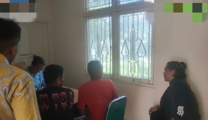 Satgas Damai Cartenz Serahkan Dua Tersangka Kasus Senjata Api Rakitan ke Kejari Wamena Jayawijaya 