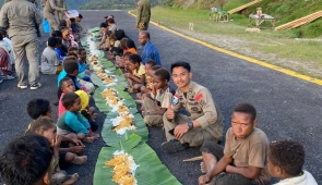 Senyum Bahagia Terlihat saat Satgas Ops Damai Cartenz Gelar Makan Bersama Warga Kiwirok Pegubin