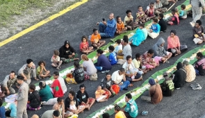 Makan Bersama, jadi Momen Satgas Damai Cartenz Bangun Keakraban denga Warga Kiwirok