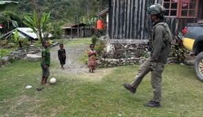 Penuh Keceriaan, Satgas Damai Cartenz Bermain Bola Bersama Anak-anak Puncak Jaya