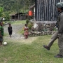 Penuh Keceriaan, Satgas Damai Cartenz Bermain Bola Bersama Anak-anak Puncak Jaya
