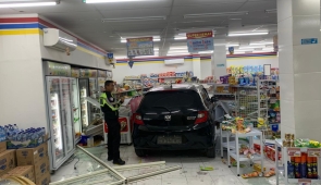 Panik, Salah Injak Pedal, Mobil Brio Tabrak Motor dan Terobos Masuk Toko Indomaret di Entrop 