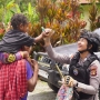 Polwan Satgas ODC 2025 Sambangi Warga Puncak Jaya, Bawa Pesan Humanis