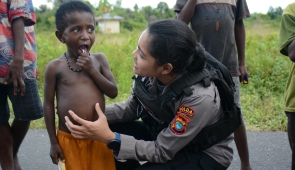 Sentuhan Humanis Polwan Satgas Damai Cartenz di Kenyam Nduga