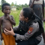 Sentuhan Humanis Polwan Satgas Damai Cartenz di Kenyam Nduga