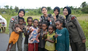 Keceriaan Anak anak Nduga Bermain Bersama Srikandi Polri