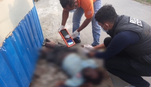 Polisi Evakuasi Jasad Pria  di Samping Hotel Tabita Sentani yang Gegerkan Warga