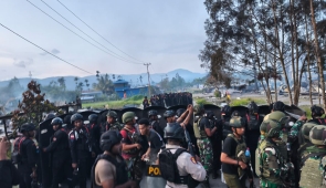 Brimob Polda Papua Bantu Evakuasi Anggota Kopassus yang Diserang Massa di Yalimo, Tiga Luka Berat