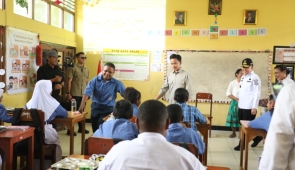 Wapres Gibran Rakabuming Tinjau Program MBG di SMP Negeri 2 Sentani Jayapura
