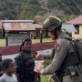 Satgas Ops Damai Cartenz Hadirkan Senyum dan Kehangatan untuk Anak-anak Papua