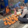 Dukung Perekonomian Masyarakat, Personel Damai Cartenz Borong Sayuran Mama Papua di Pasar Paniai Timur